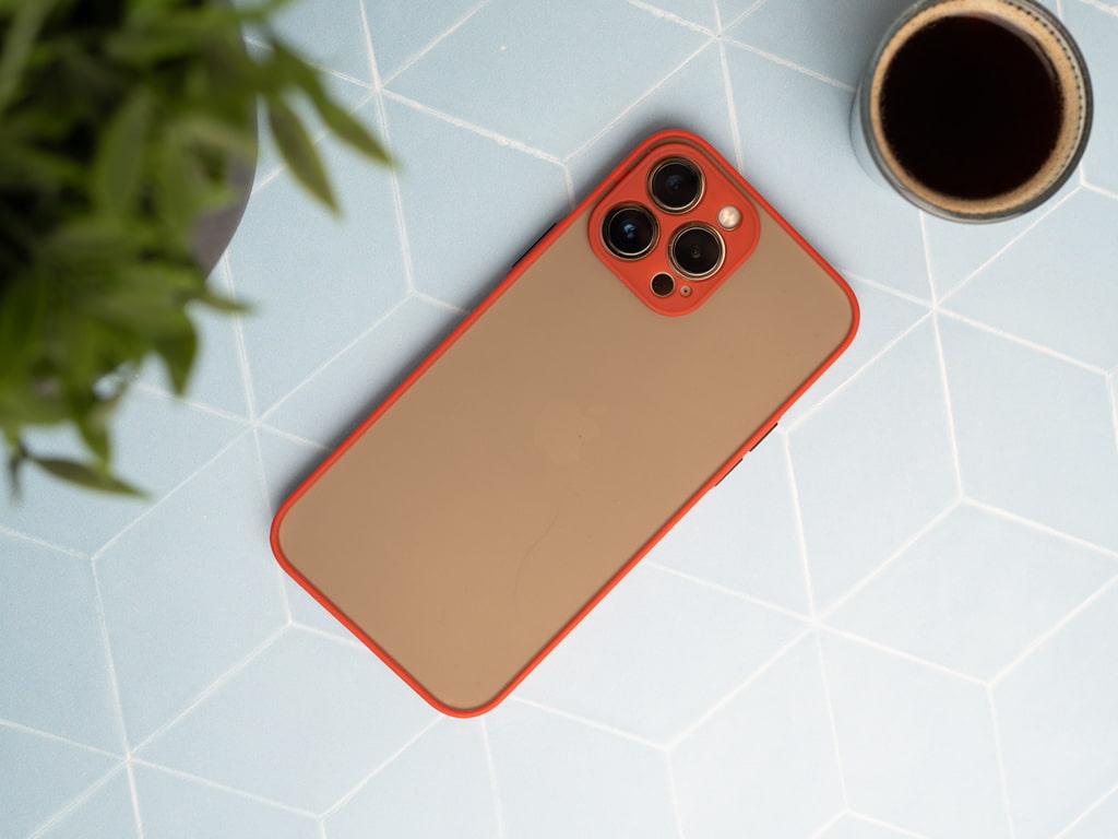 Pevný, gumový obal na iPhone 13 Pro - Červený - 2